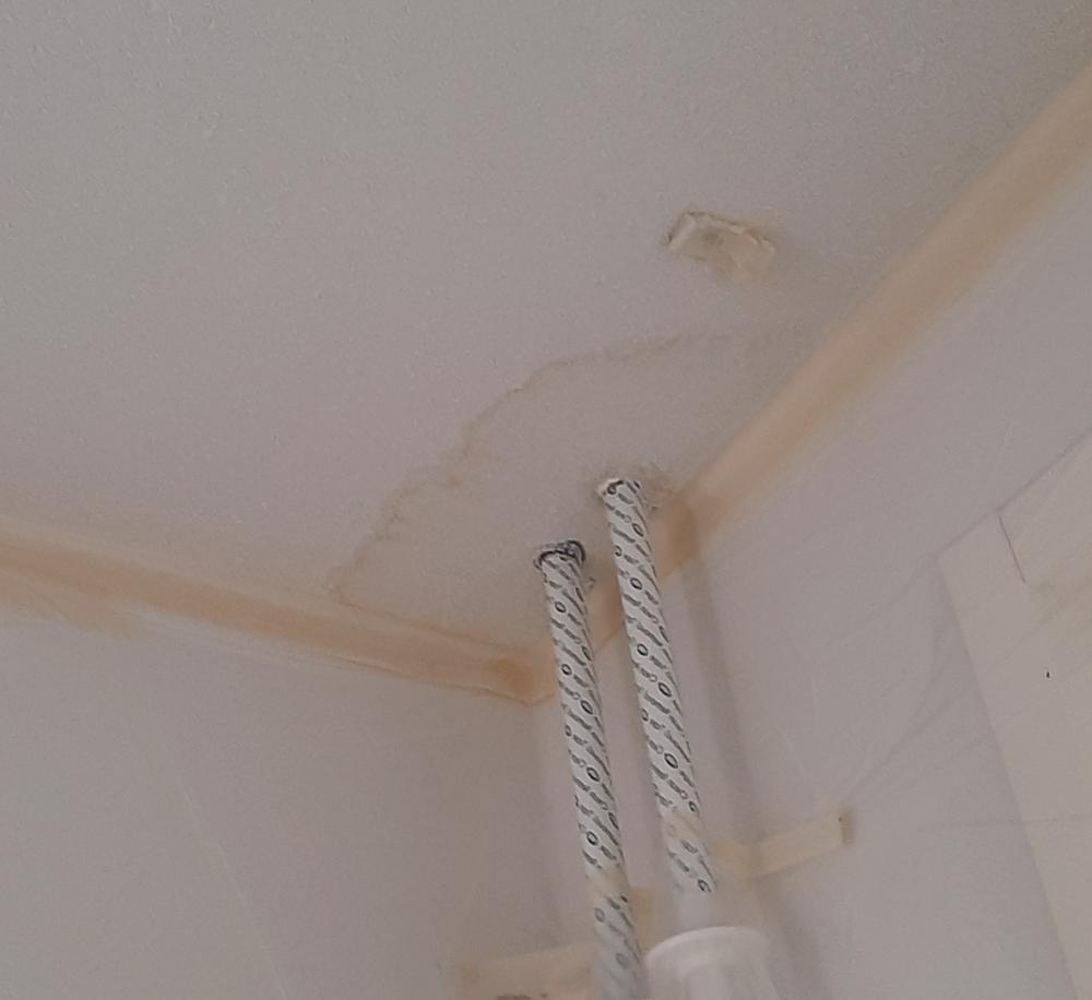 Vesivuoto, halkeama, naarmu, rako, reikä, sähköjohtojen upotus.