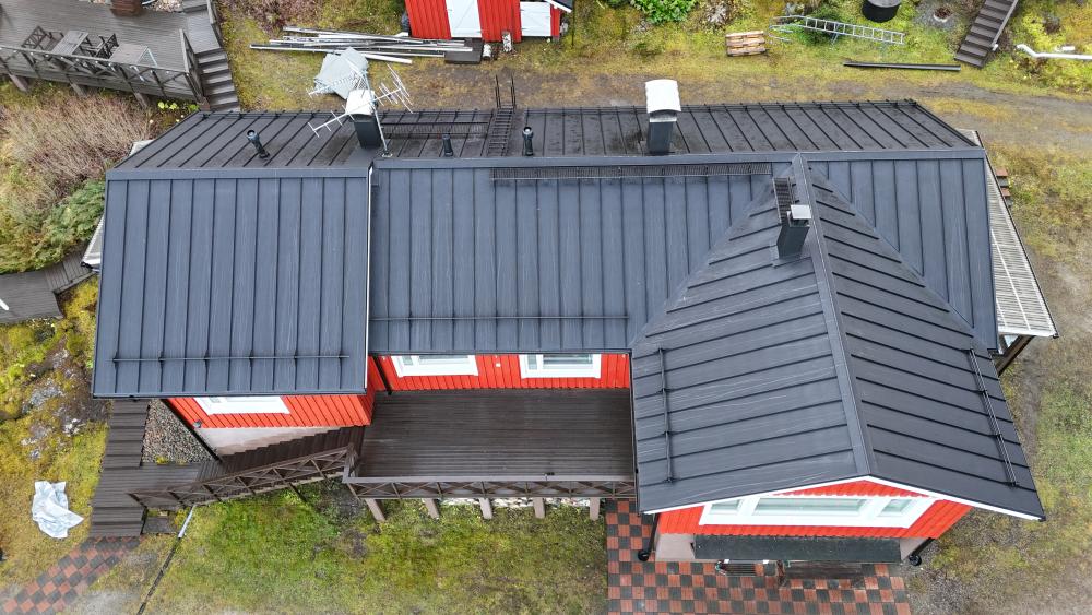 Kattoremontti omakotitaloon + piharakennuksiin.
