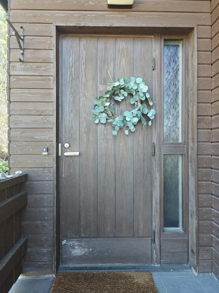 Ulko- oven vaihto uuteen karmeineen + Älylukko Yale