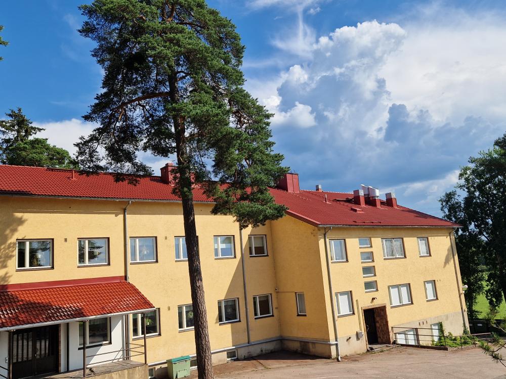 Koulurakennuksen katon pinnoitus