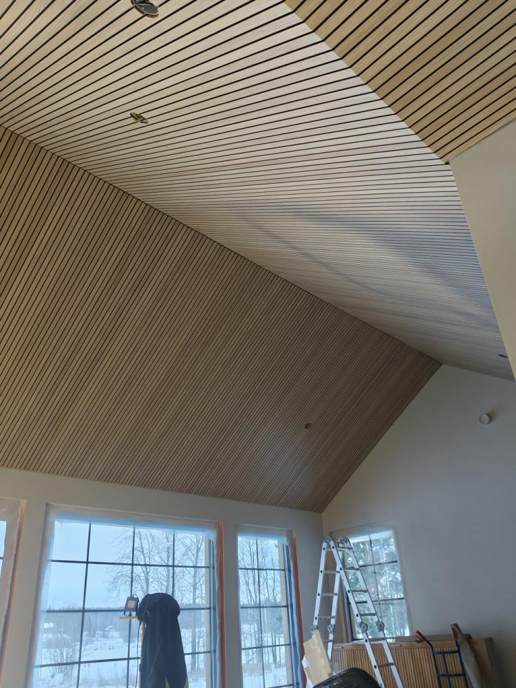 Akustiikkapaneelin asennus kattoon