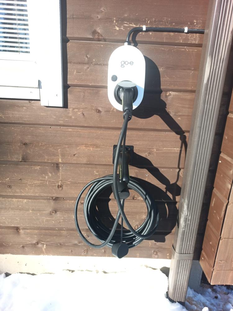 Sähköauton Sähköauton latausaseman asennus omakotitaloon