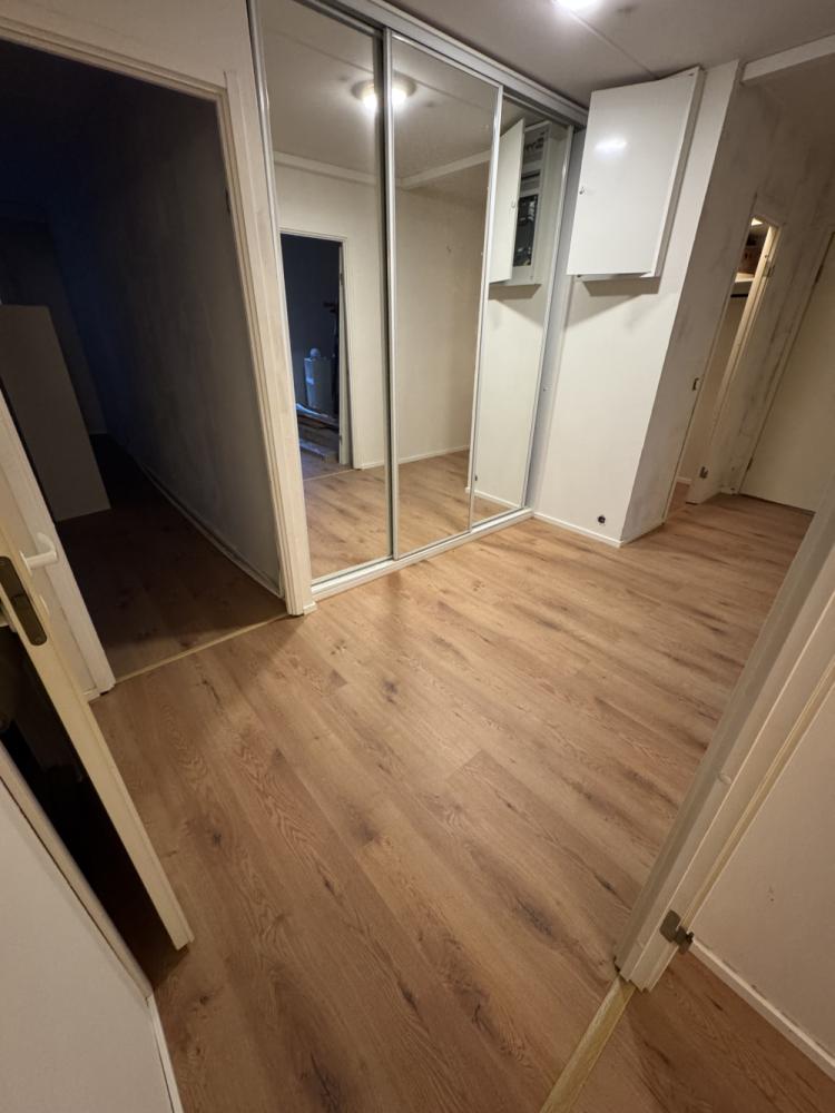 laminaatin ja jalkalistojen asennus 60m2