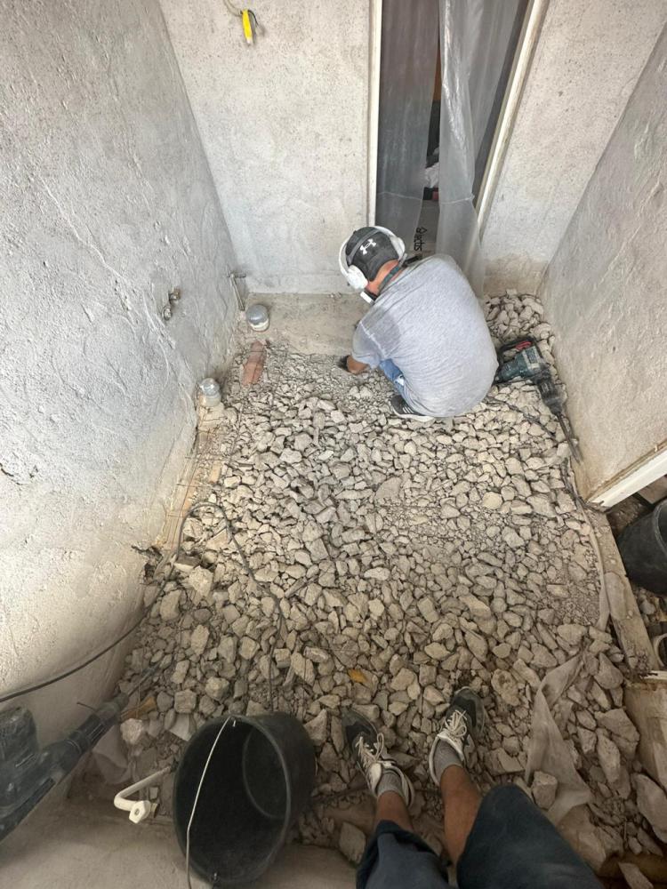 Kylpyhuoneen täyspurku ja lattiarakenteiden avaus