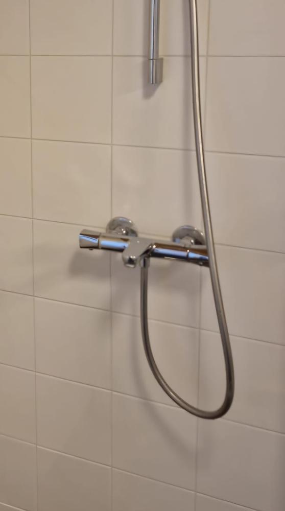 Kylpyhuoneen laattasaumojen ja silikonien uusinta