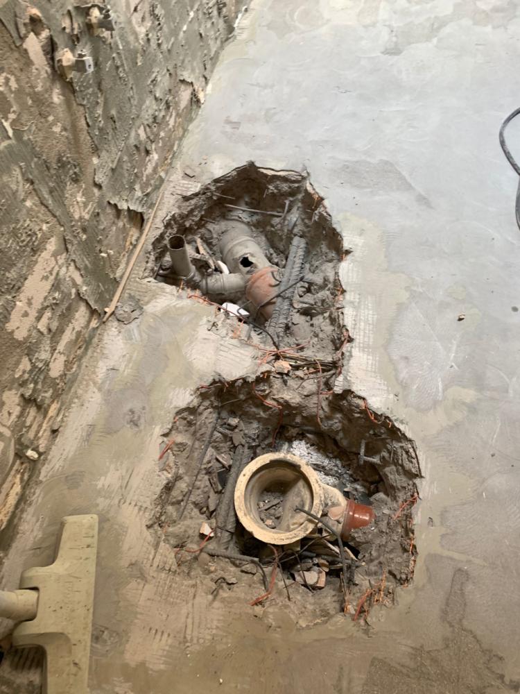 Kylpyhuoneen purku kosteusvaurio