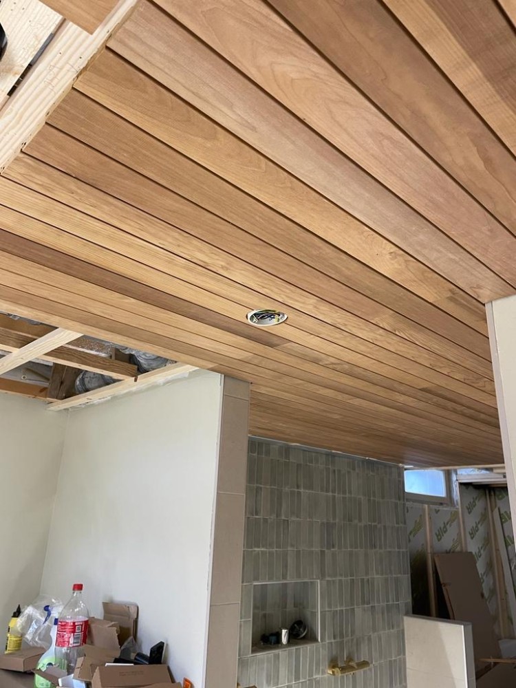 Kylpyhuoneen katon panelointi