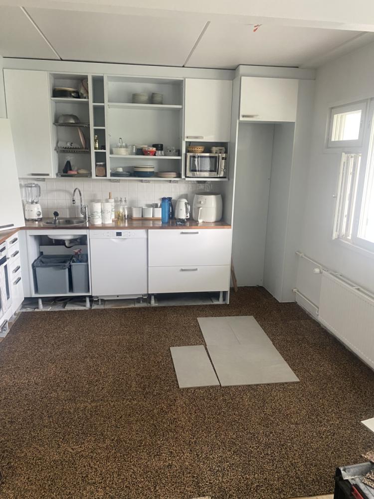 Keittiön ja käyttävään laatoitus