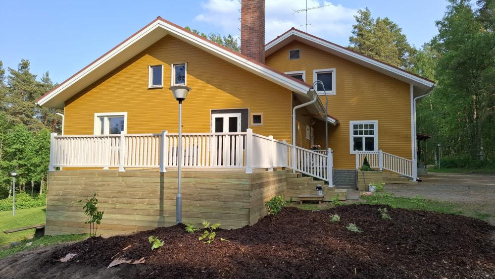 Terassi porealtaan upotuksella