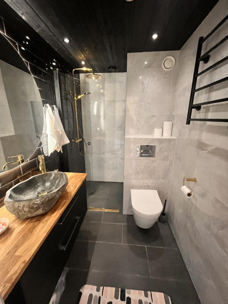 WC:n laajennus kylpyhuoneeksi vanhassa puutalossa.