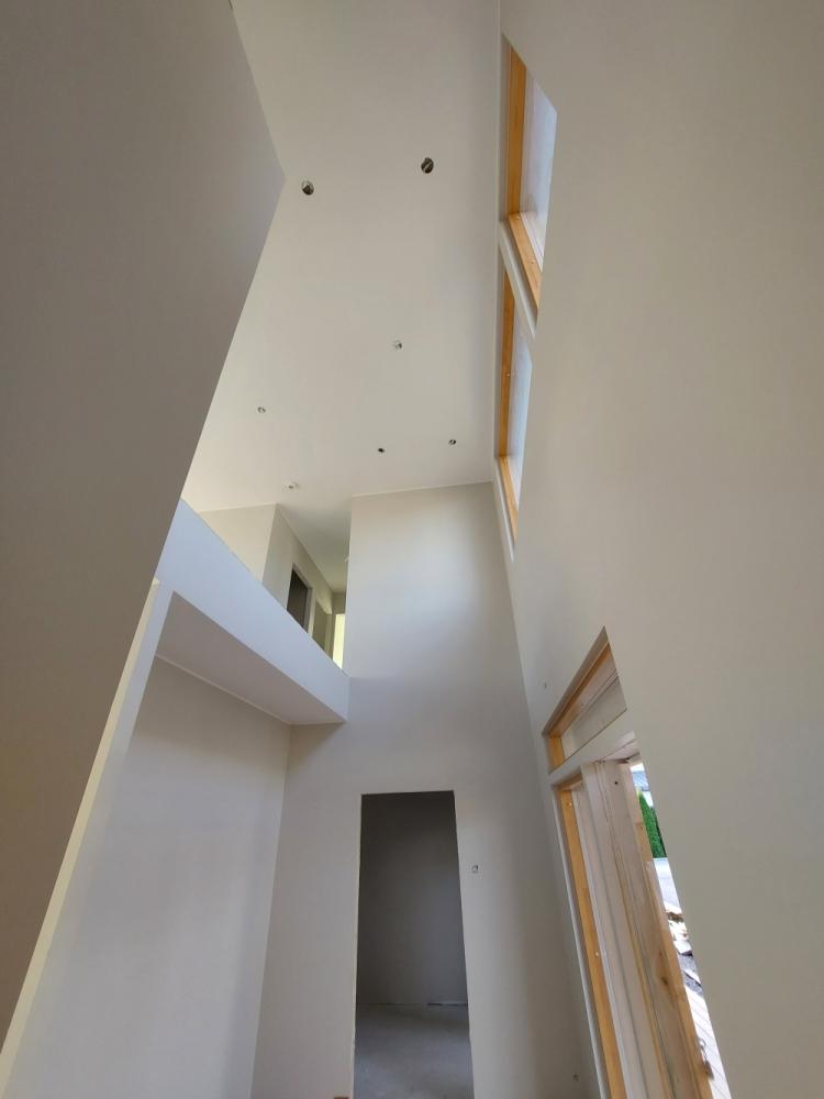 Kaksikerroksisen uudisomakotitalon tasoitus ja maalaustyöt.