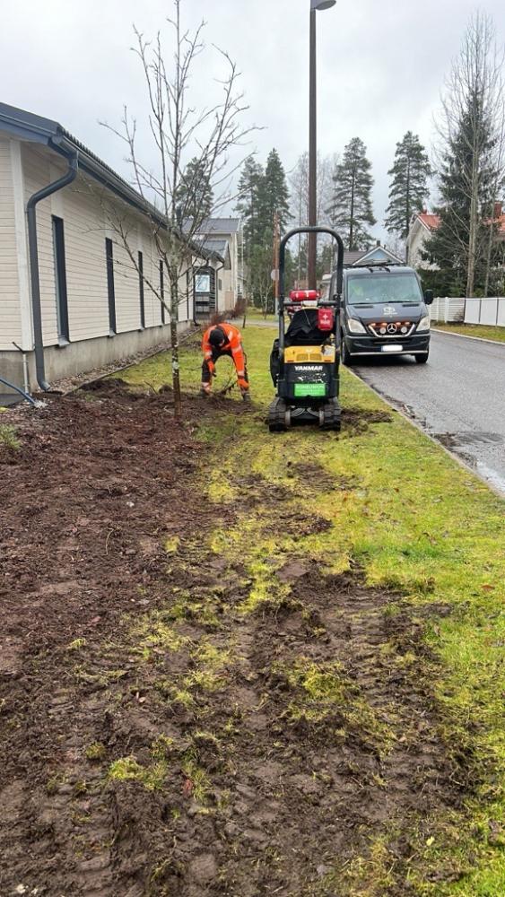 Taloyhtiön pihaan maanmuokkausta