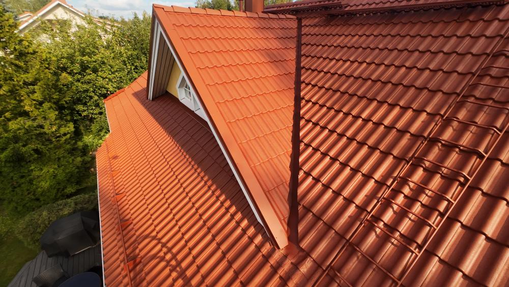 Asuin- ja tallirakennuksen tiilikaton pinnoitus