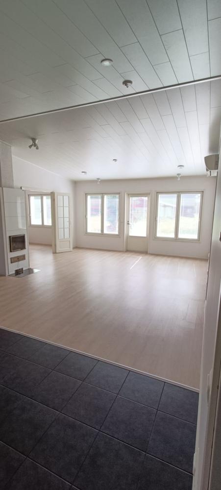 Omakotitalon sisäseinien maalaus