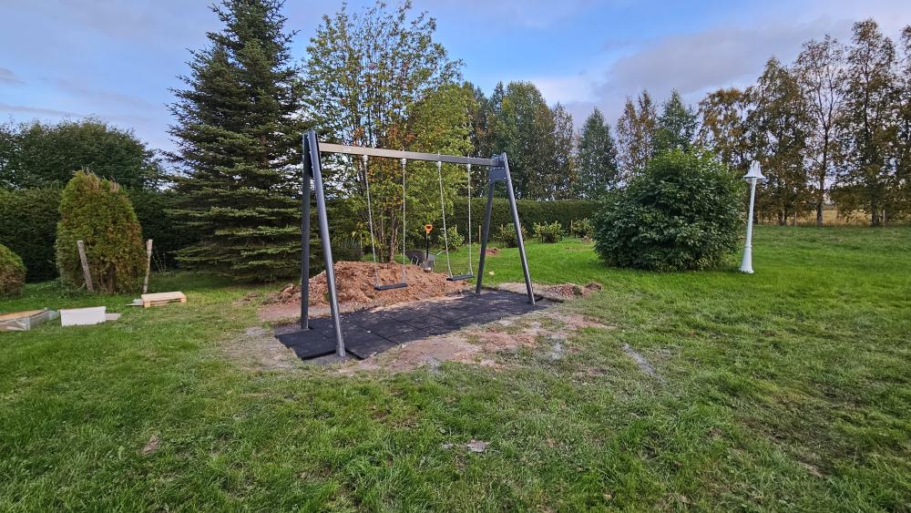 Julkisen Pihan Keinuasennus – Kestävä ja Turvallinen Toteutus