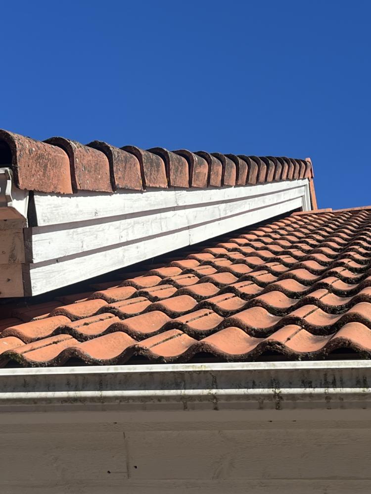 Tiilikaton pinnoitus - 550 neliöä - jyrkkä - kaksi väriä