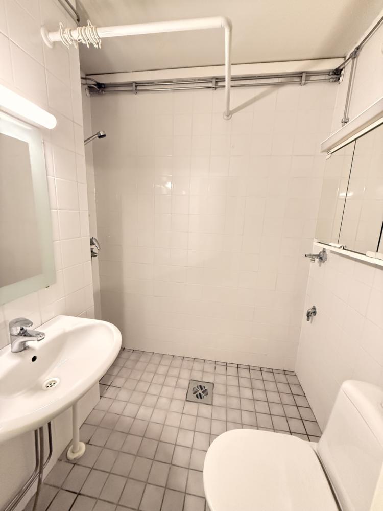 Kylpyhuoneen laattasaumojen ja silikonien vaihto