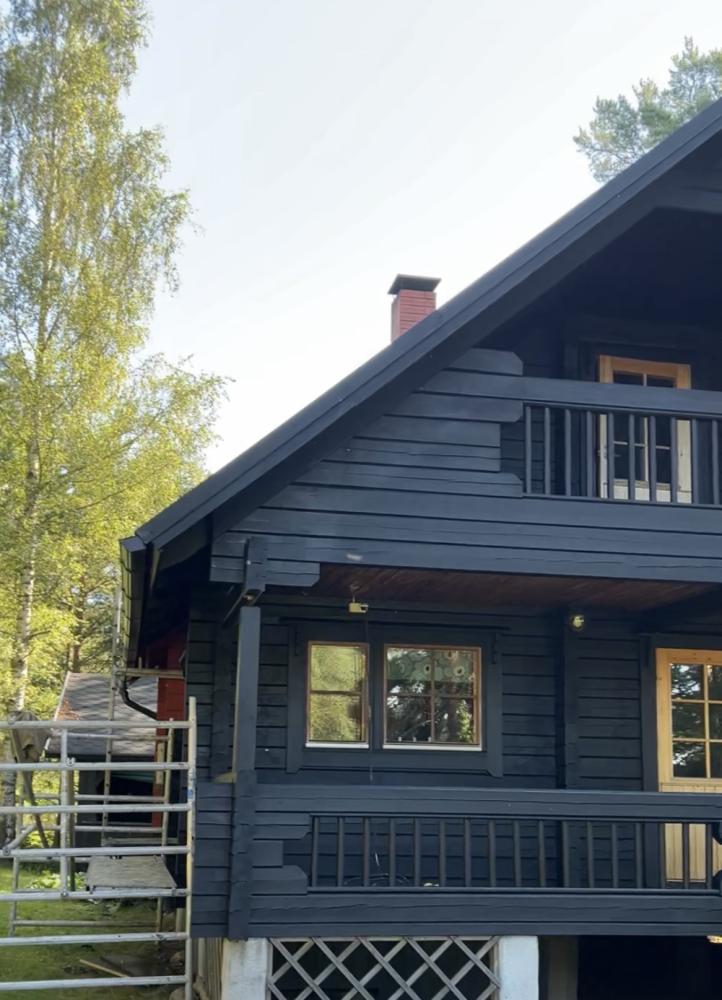 Hirsimökin julkisivumaalaus