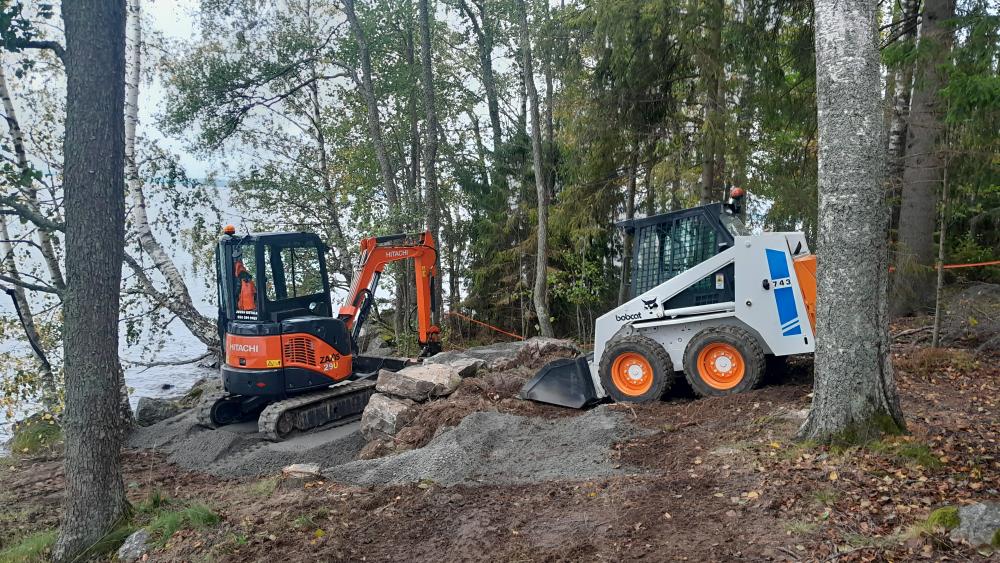 Terassille pohja ja kivimuuria rantaan.