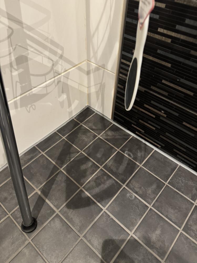 Kylpyhuoneen ja saunan silikonien uusiminen