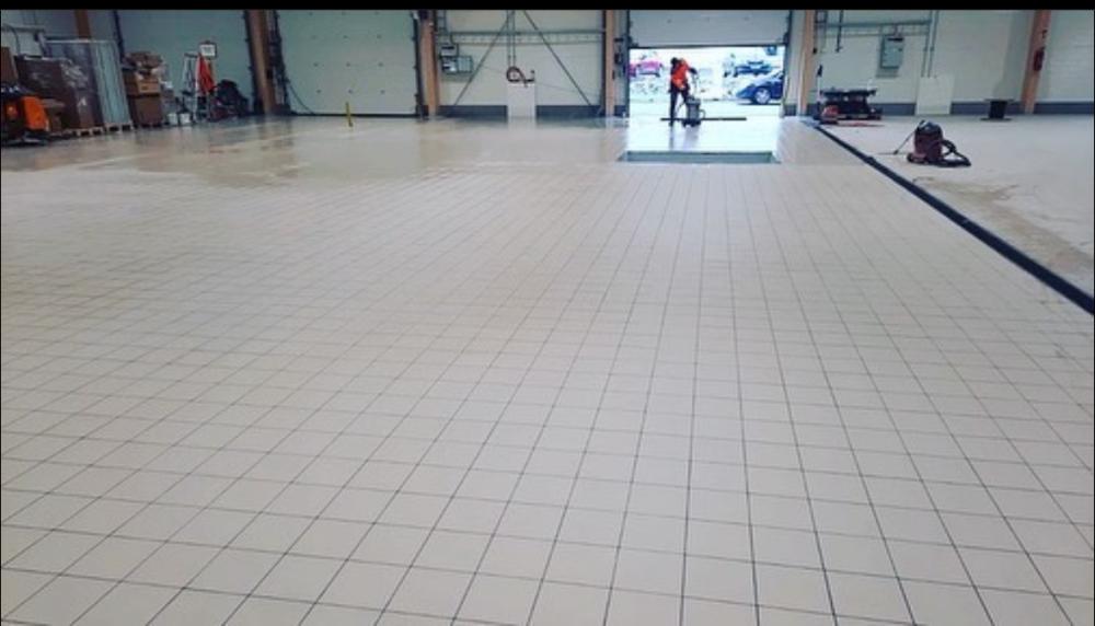 Autokorjaamo lattia laatoitustyöt