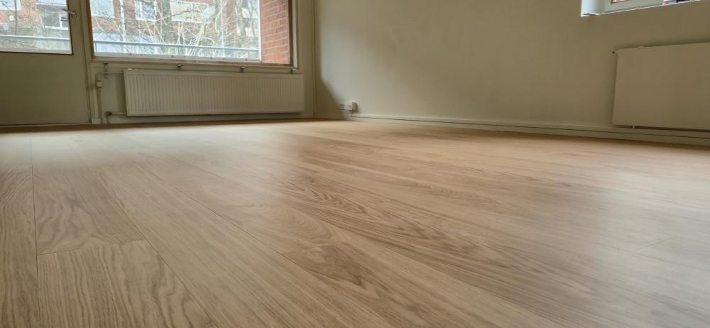 Kovetetun puulattian asennus