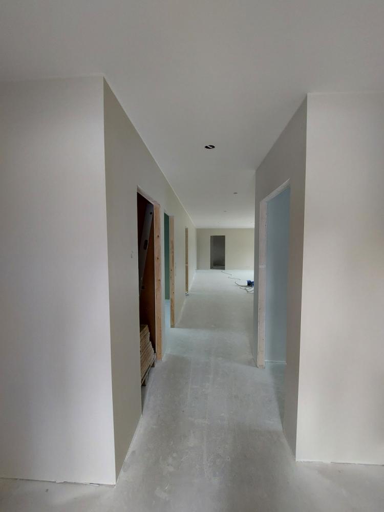 Uudisomakotitalon tasoite- ja maalaustyöt