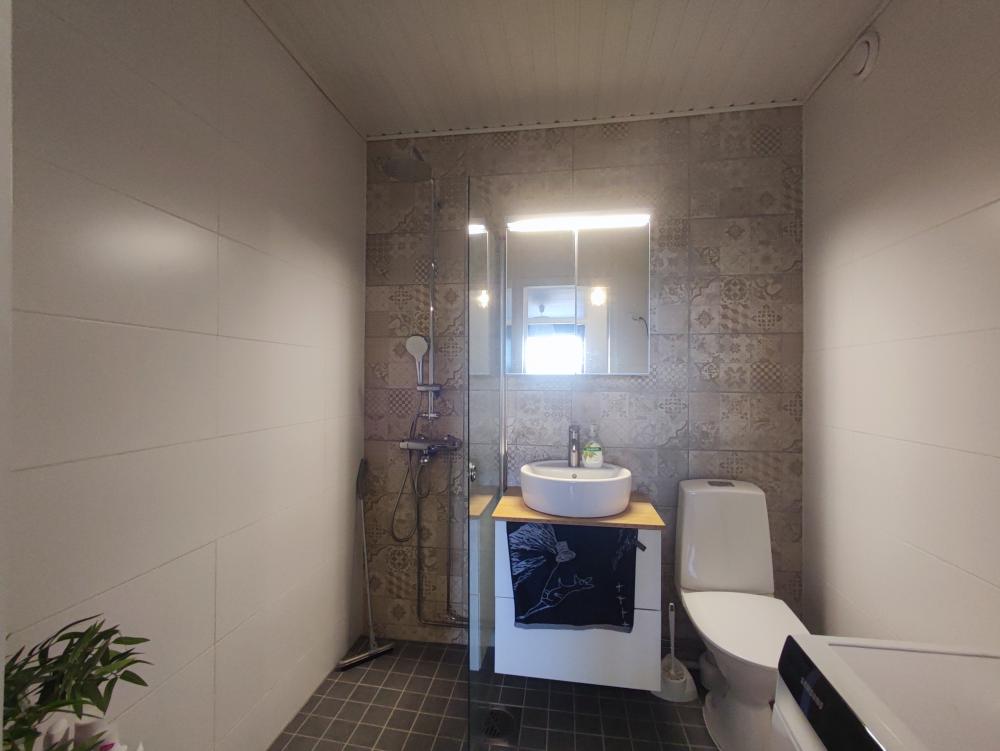 Kylpyhuoneen saumaus, silikonit ja pinnoitus.