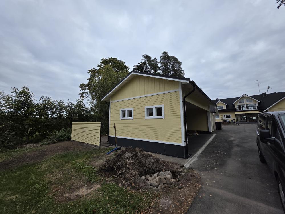 Garage for three cars whit no frunt doors.