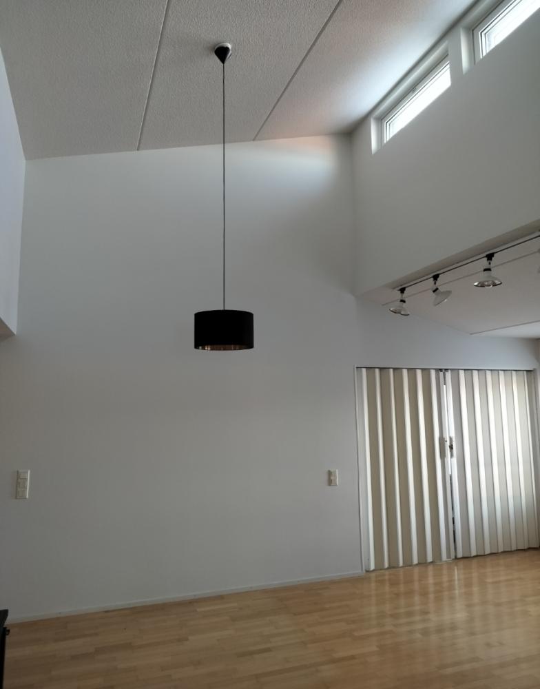 Olohuoneen seinien ja kattojen maalaus