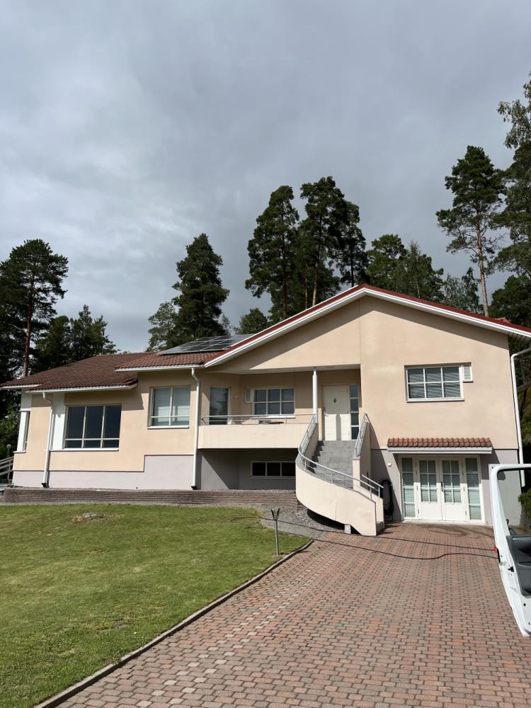 Rapatun talon ja autotallin puuosien maalaus