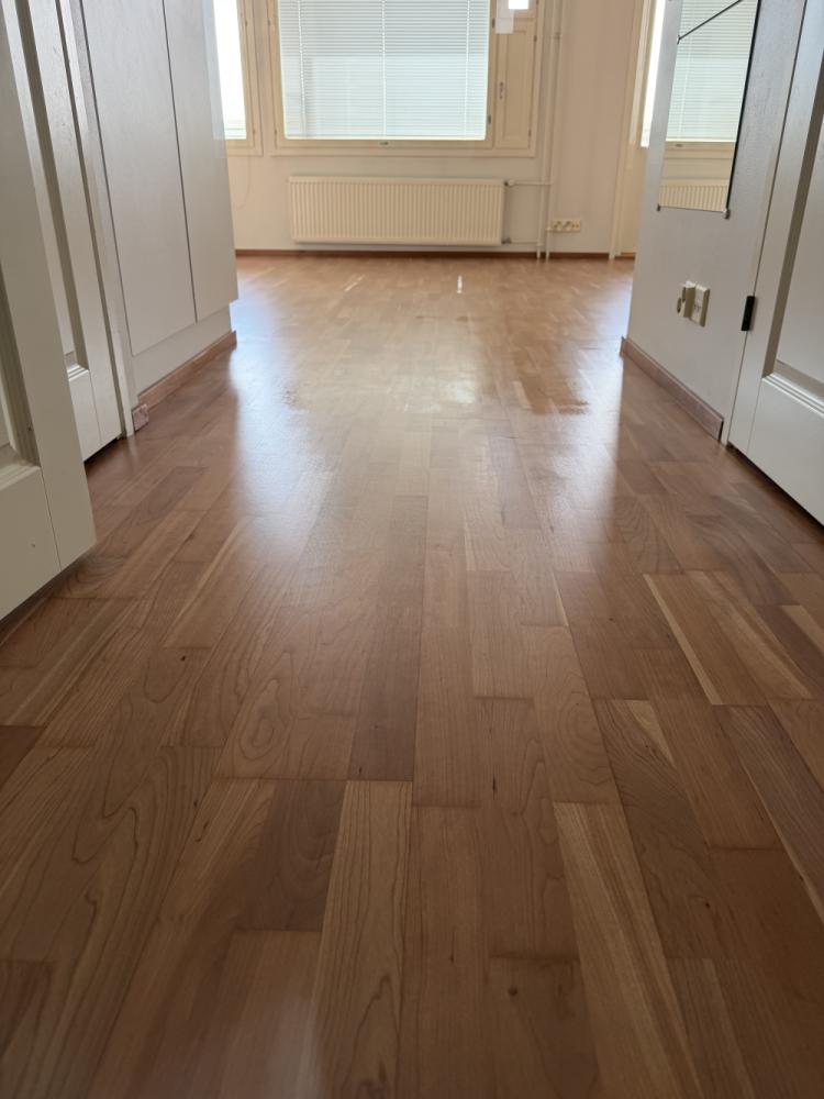 Punatammiparketin hionta ja lakkaus 38m2