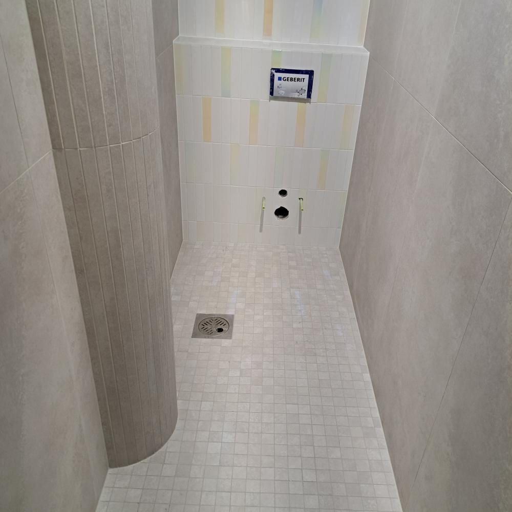 märkien tilojen korjaus, vedeneristys ja laatoitus