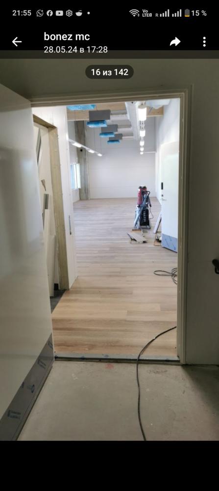 Vinyylilattian asennus uusiin toimistotiloihin Tuusulassa