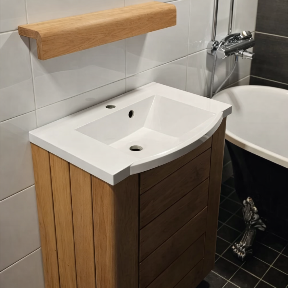 Seinäkiinnitteinen design-kaluste, jossa yhdistyvät toimivuus ja luonnonmateriaali