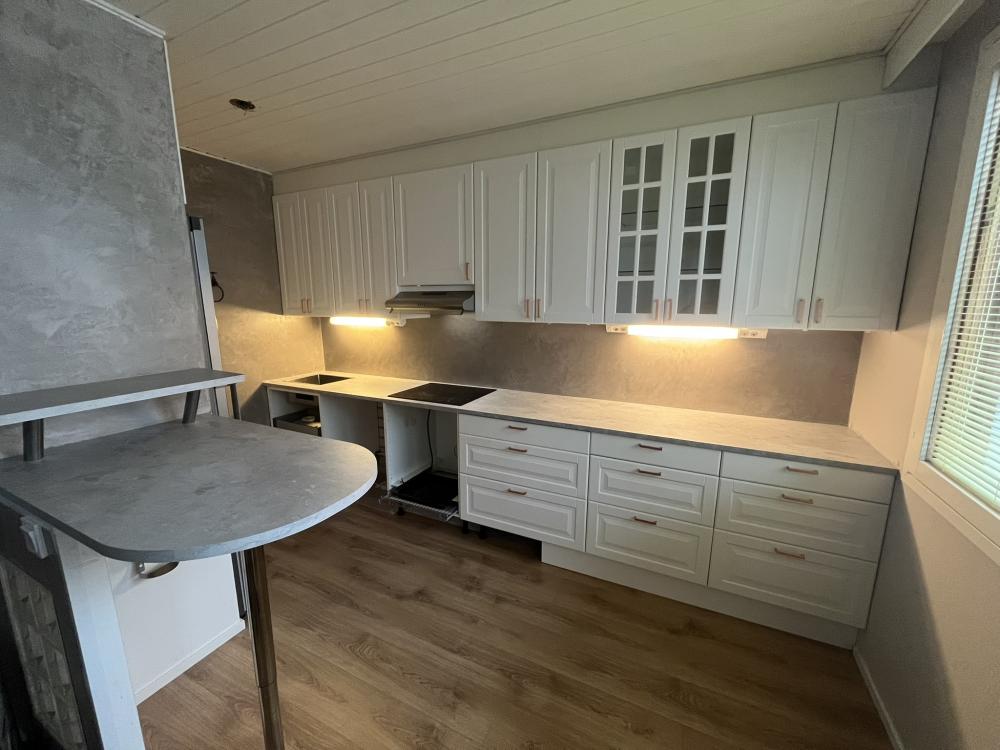 Keittiön työtasojen asennus