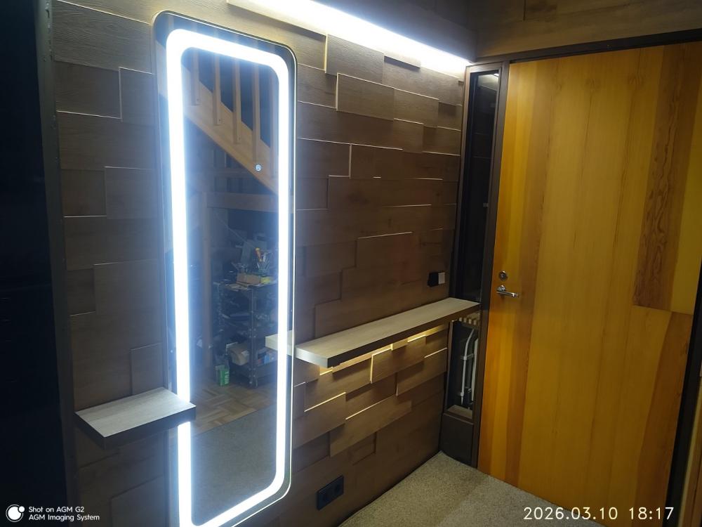 Seinän viimeistely eteisessä huolellisella ja siistillä toteutuksella