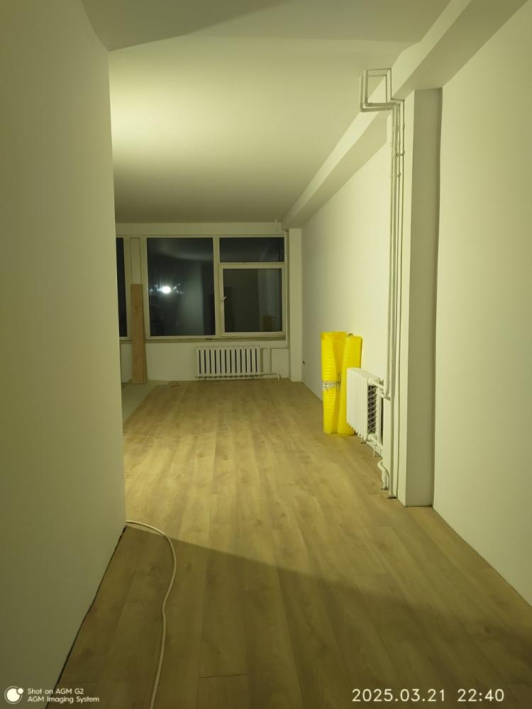 Parketin asennus asunnossa huolellisesti ja laadukkaasti viimeisteltynä