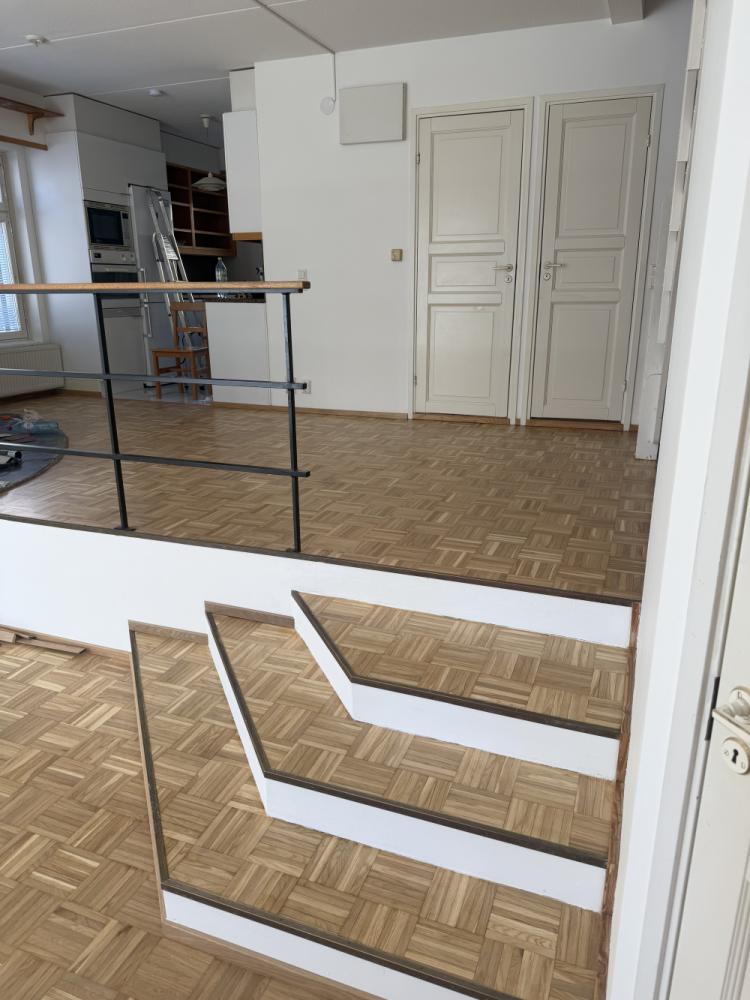 37m2 mosaiikkiparketin hionta ja lakkaus