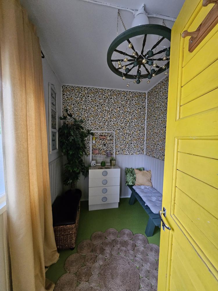 Saunan pukuhuoneen tapetointi ja sisustaminen