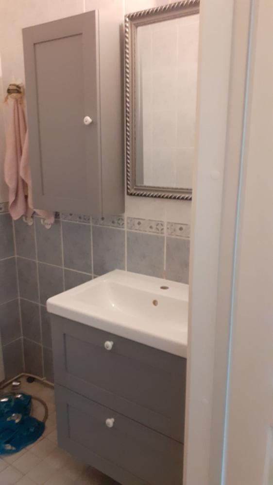 Allaskaapin ja seinäkaapin asennus kylpyhuoneeseen