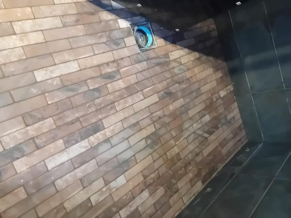 Seinä- ja lattialaattojen asennus eri koko- ja muotovaihtoehdoilla