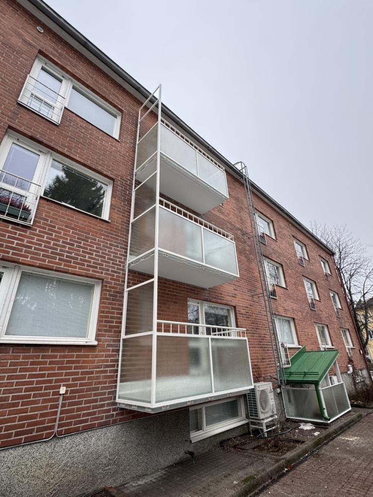 Parveke taata, kaiteiden uusiminen ja katoksen rakentaminen.