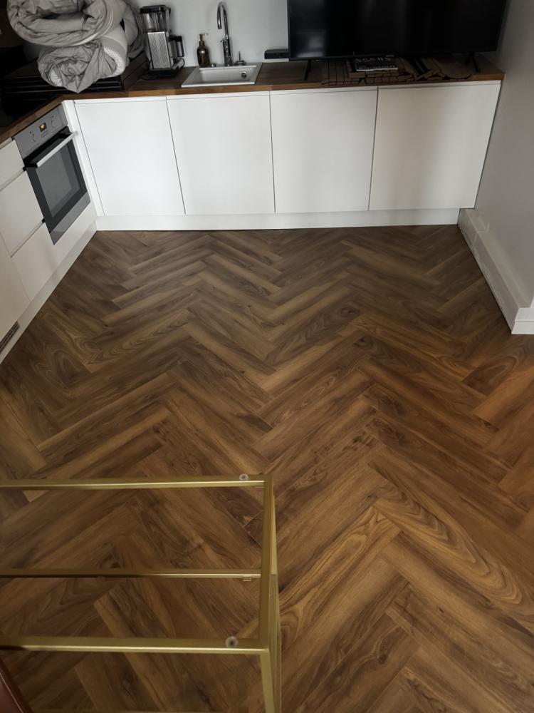 Kalanruotolaminaatin asennus ja listoitus