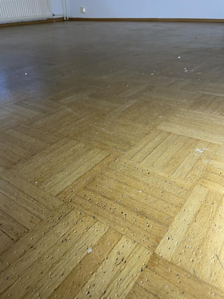 huonokuntoisen lattian hionta/lakkaus 60m2