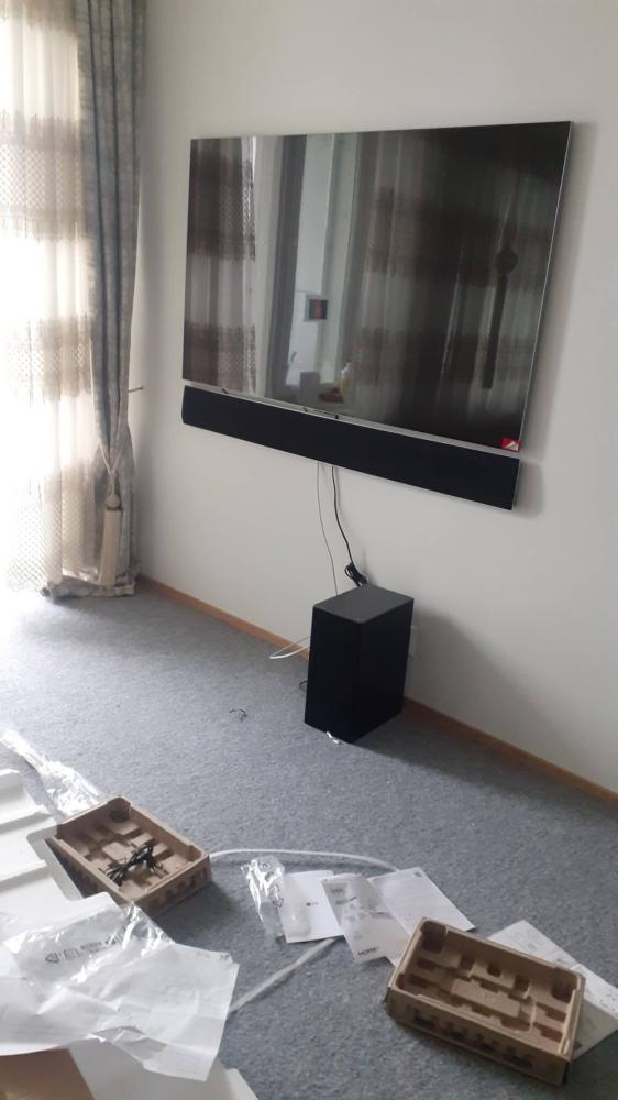TV:n ja soundbarin seinäkiinnitys olohuoneeseen