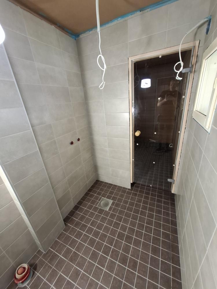 Kylpyhuoneen laatoitustyö