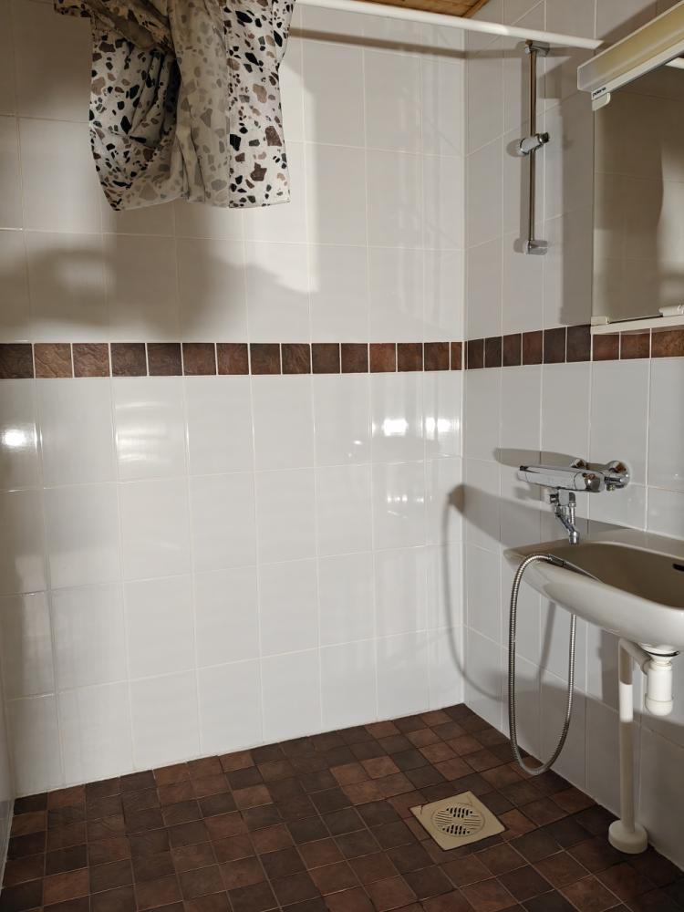 Kph tehopesu, laatta- ja silikonisaumojen vaihto, pinnoitus