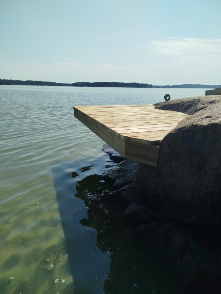 Pieni laituri saaressa