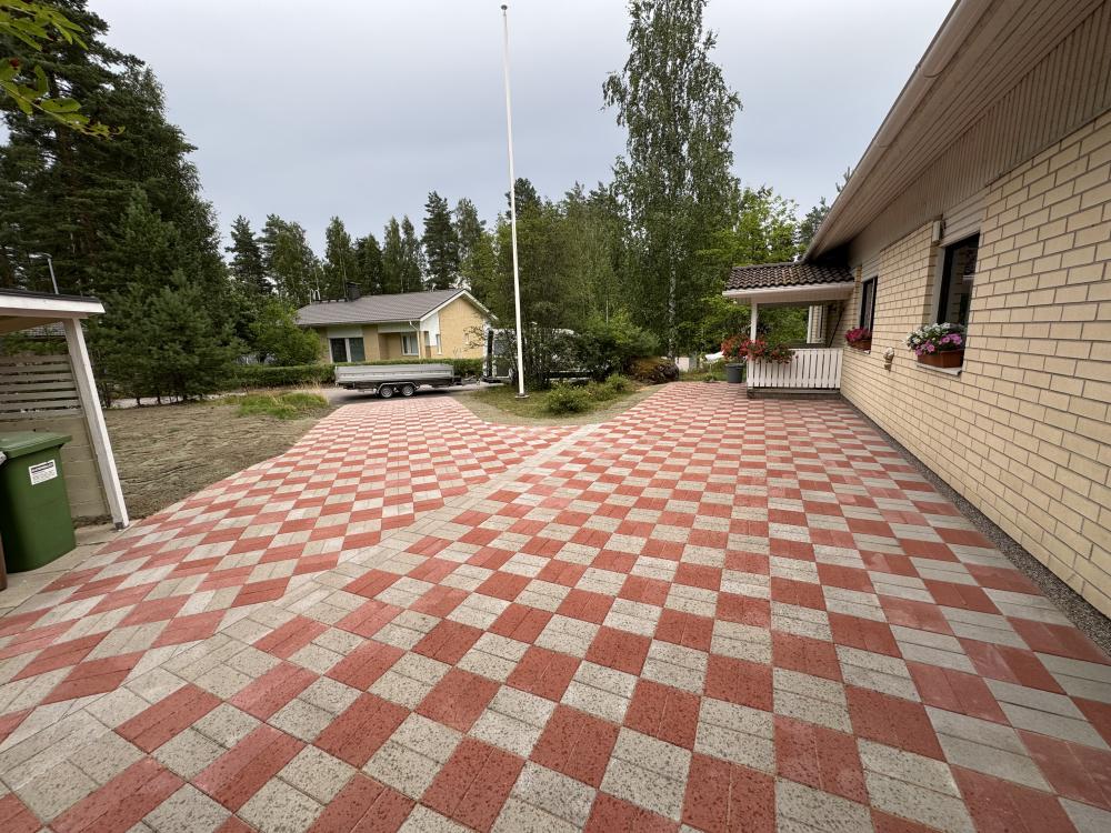 Asfaltin poisto ja kivetys tilalle